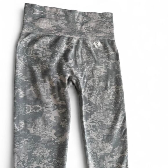 Size Medium Women’s Best leggings in a grey and white patterned design‎ 🩶 - Picture 2 of 5